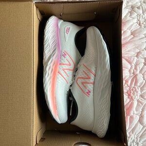 New Balance Fresh Foam X EVOZ v3 running shoes - size 8 - white w/ pink accents